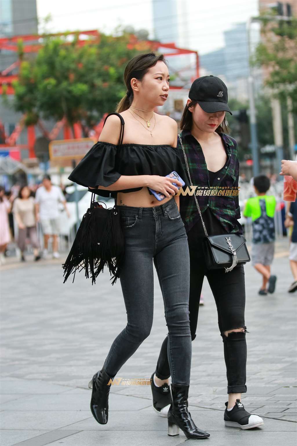 图片[1]-紧身长腿时尚小姐姐-街拍流行馆