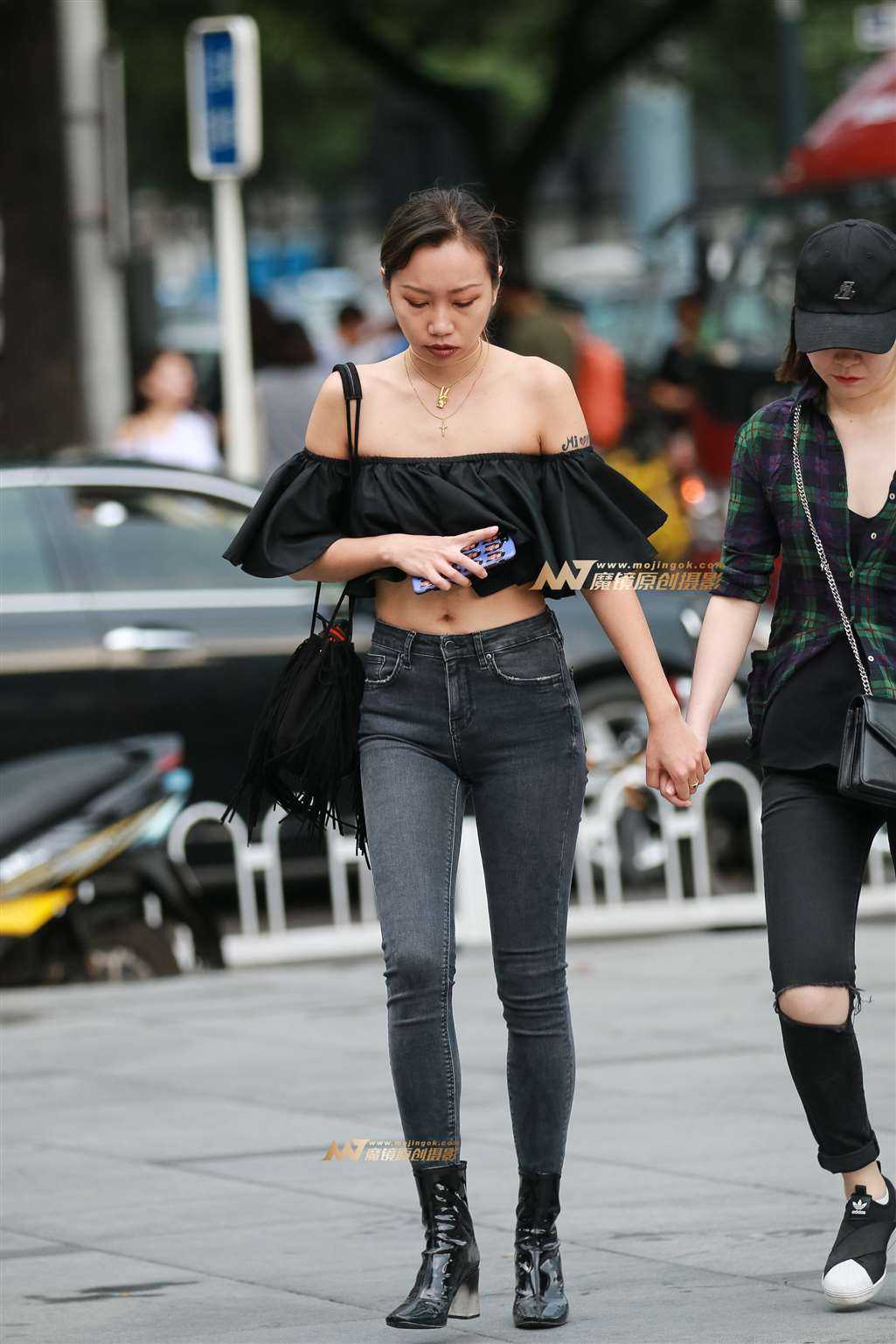 图片[3]-紧身长腿时尚小姐姐-街拍流行馆