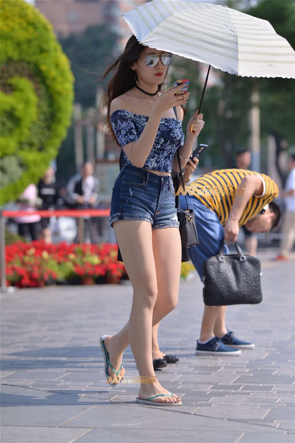 图片[3]-打伞怕晒的，热裤性感美女-街拍流行馆