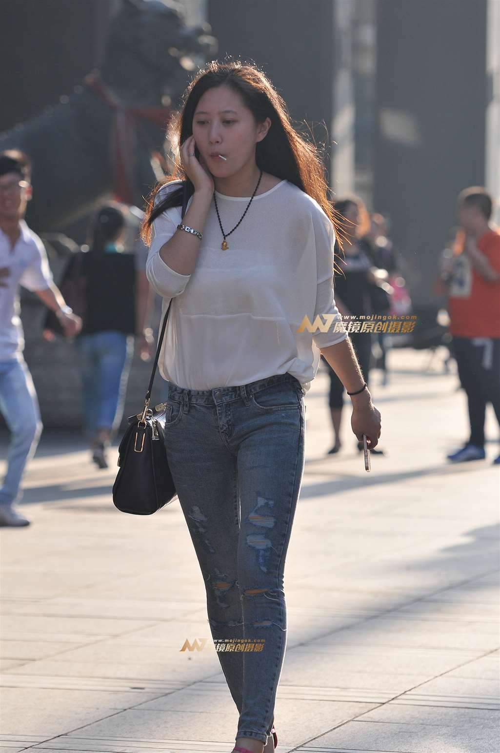 图片[3]-紧身牛仔 粉色高跟-街拍流行馆