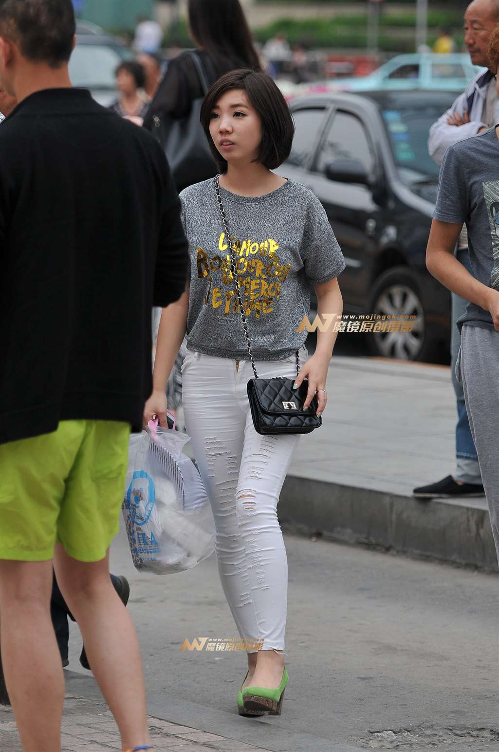 图片[2]-白色紧身裤 丰臀少女-街拍流行馆