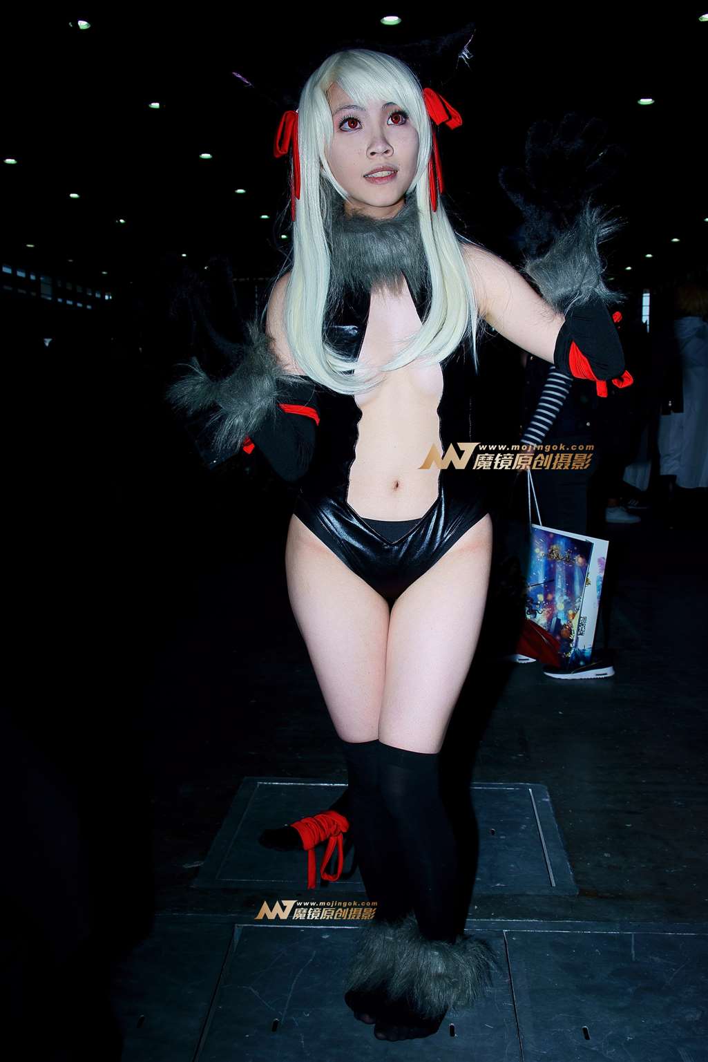 图片[2]-性感红眼皮衣cosplay-街拍流行馆