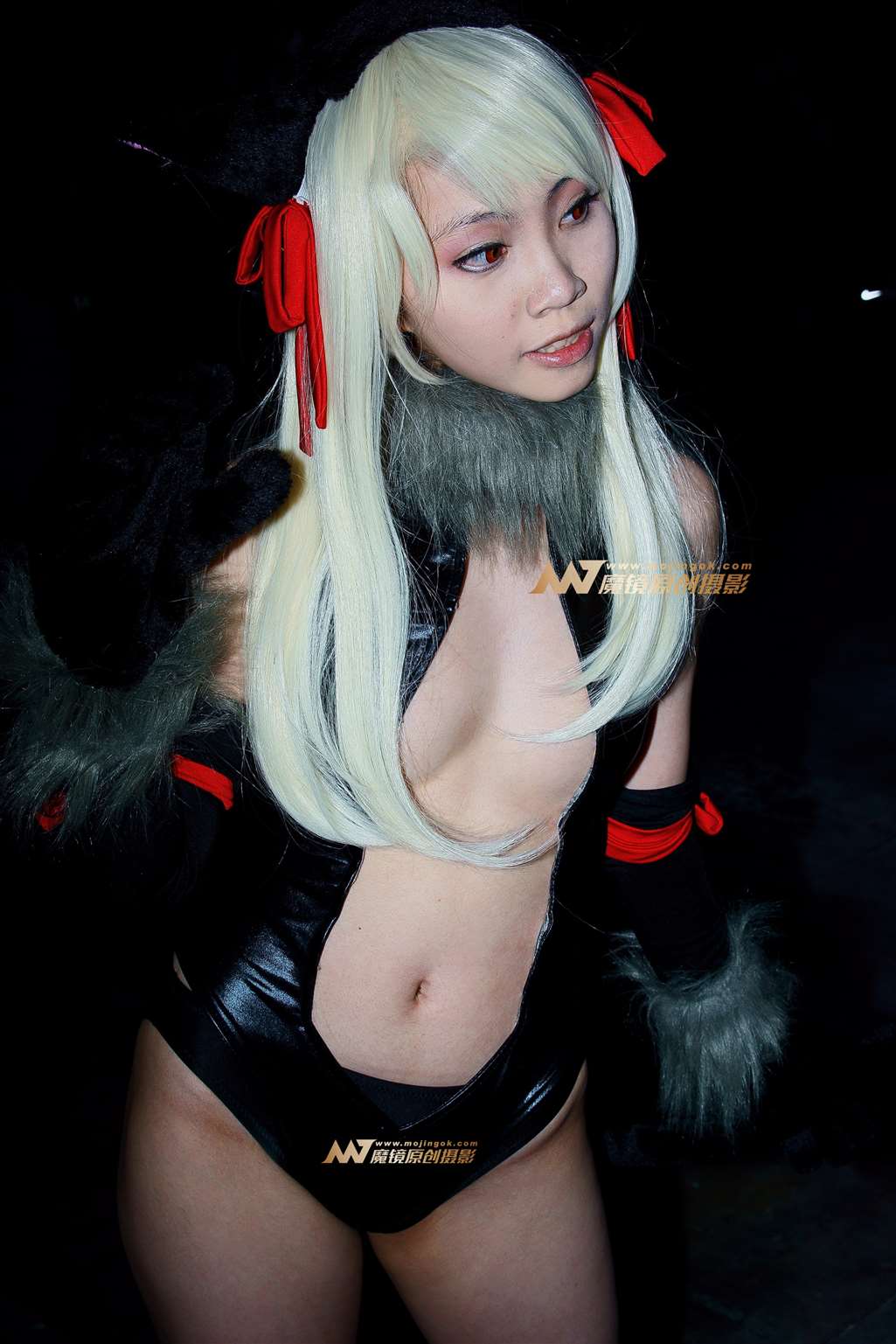 图片[1]-性感红眼皮衣cosplay-街拍流行馆