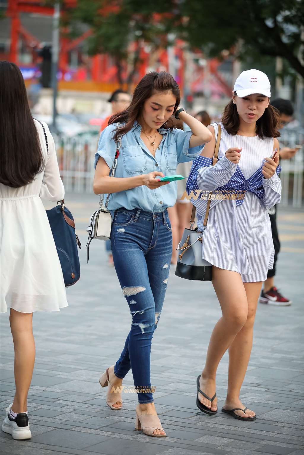 图片[5]-牛仔气质小姐姐, 年纪小的男生恐怕难以招架-街拍流行馆