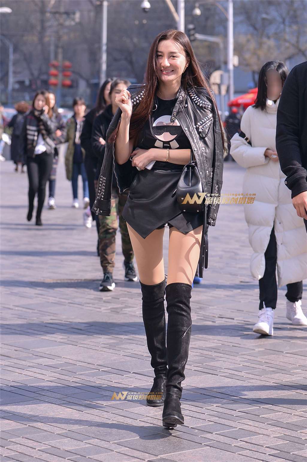 图片[1]-热裤美臀漂亮美女-街拍流行馆