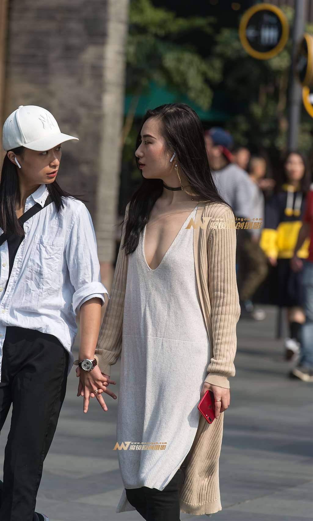 图片[1]-拉着手逛街的真空低胸美女-街拍流行馆