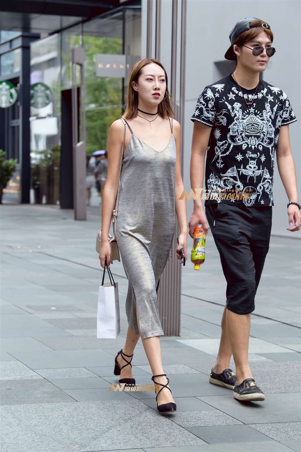 图片[5]-吊带裙美女走起路来姿态万千-街拍流行馆
