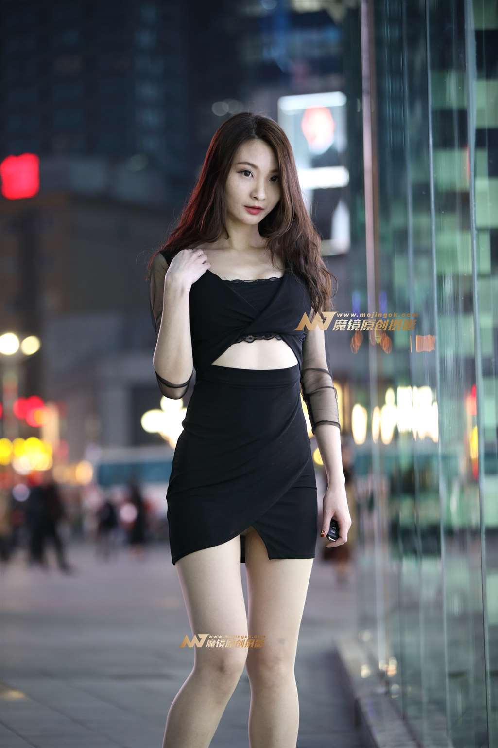 图片[1]-黑夜里的黑色性感连衣裙-街拍流行馆
