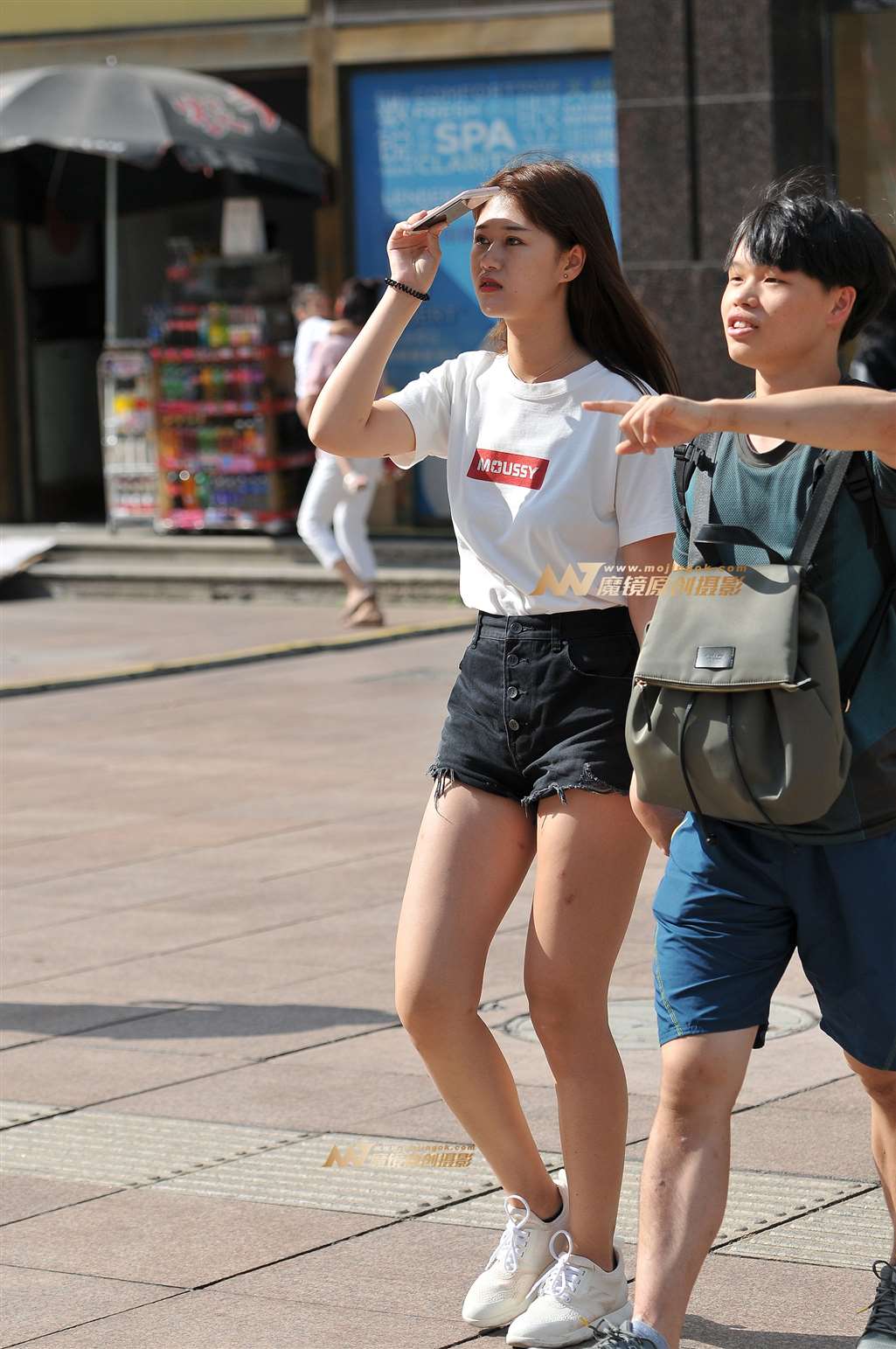图片[1]-黑色热裤 大眼睛美女-街拍流行馆
