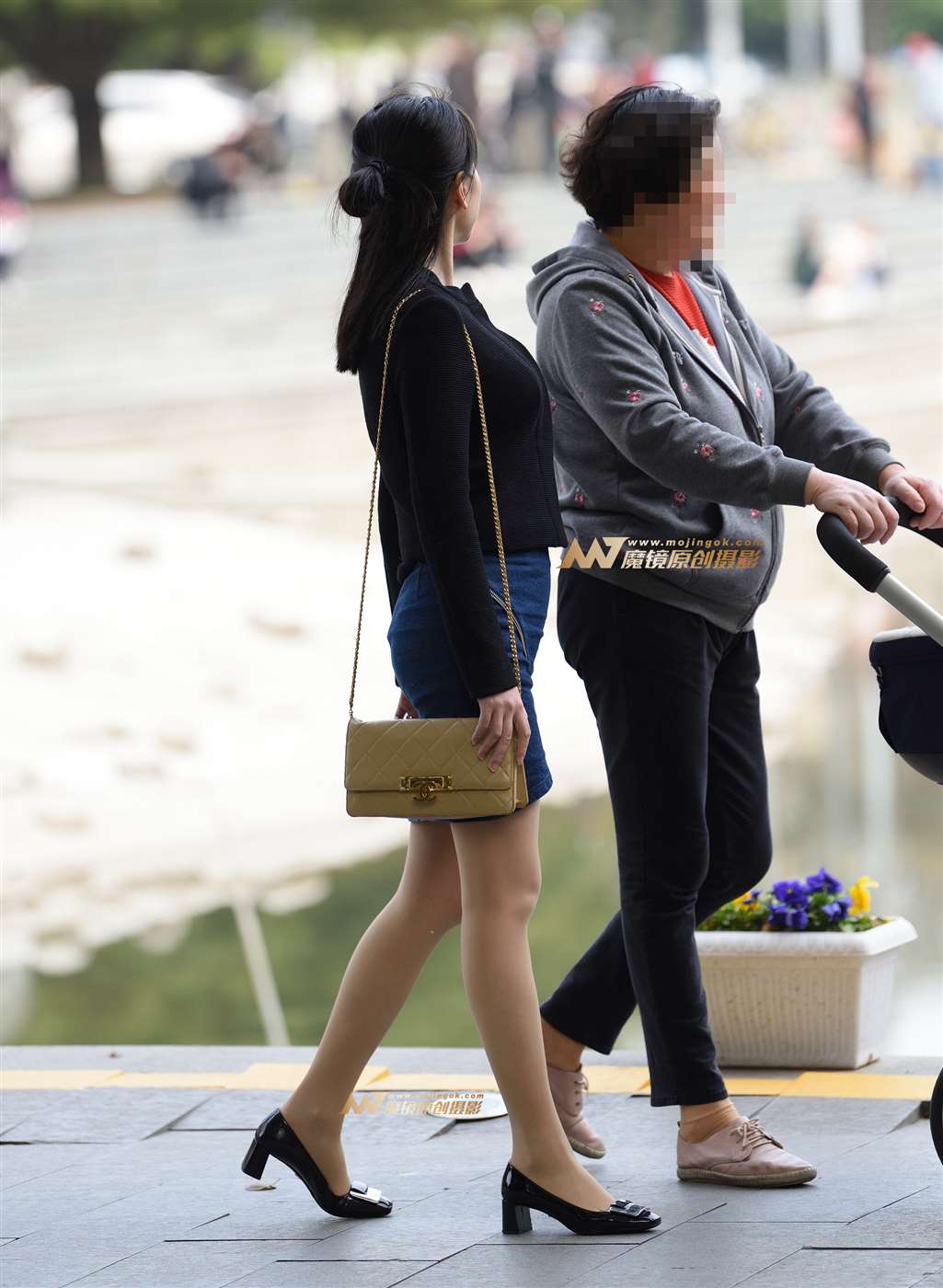 图片[1]-很配合的一位年轻妈妈-街拍流行馆