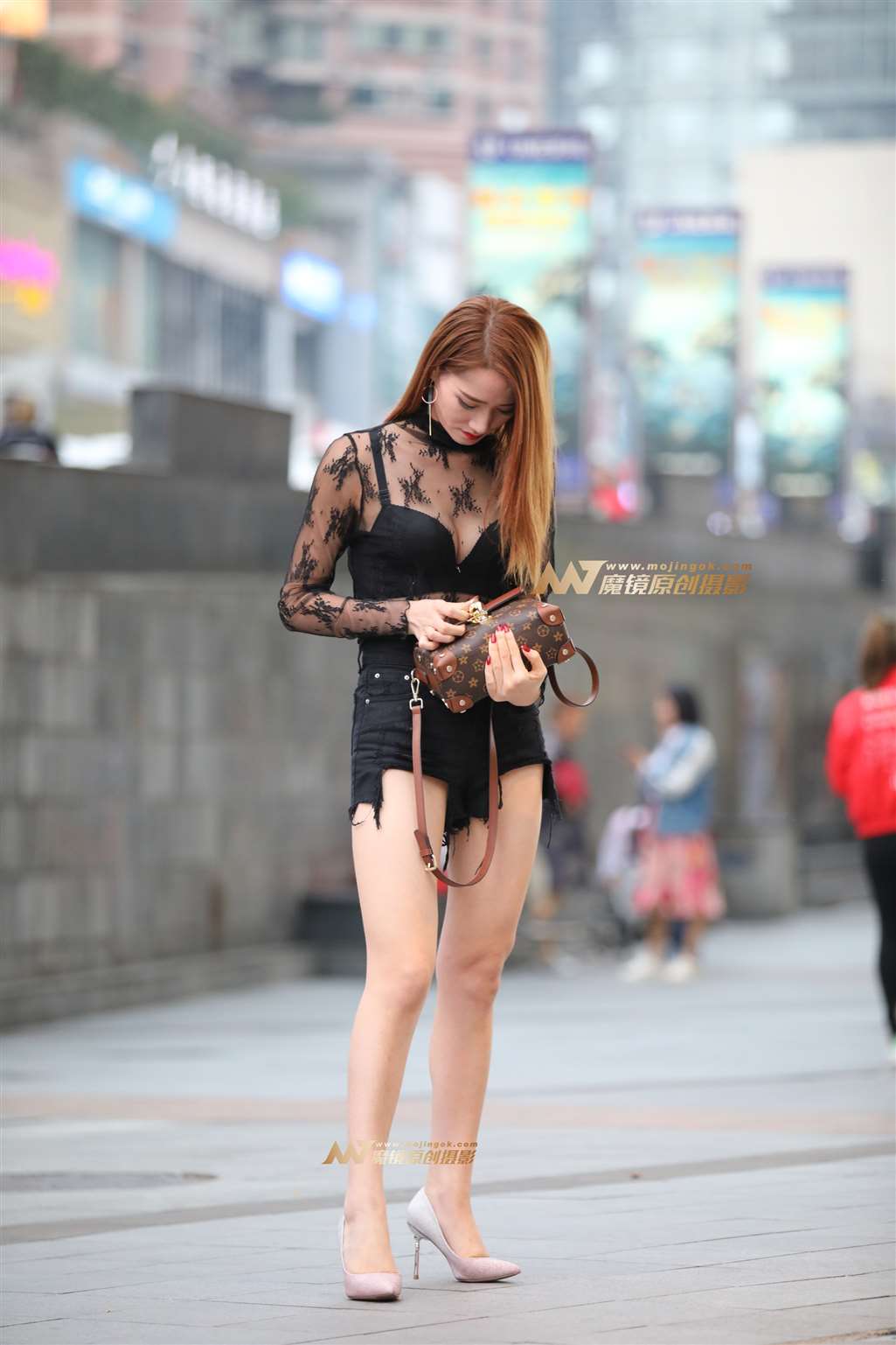 图片[1]-黑色吊带透视装性感毕露-街拍流行馆