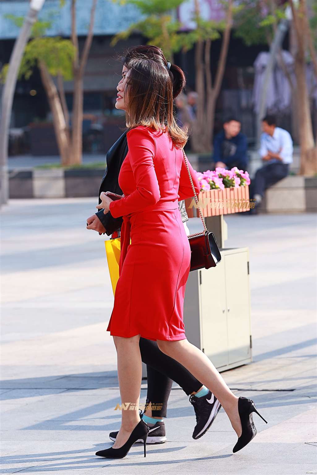 图片[4]-开叉紧身裙，偶显内痕，高跟淑女-街拍流行馆