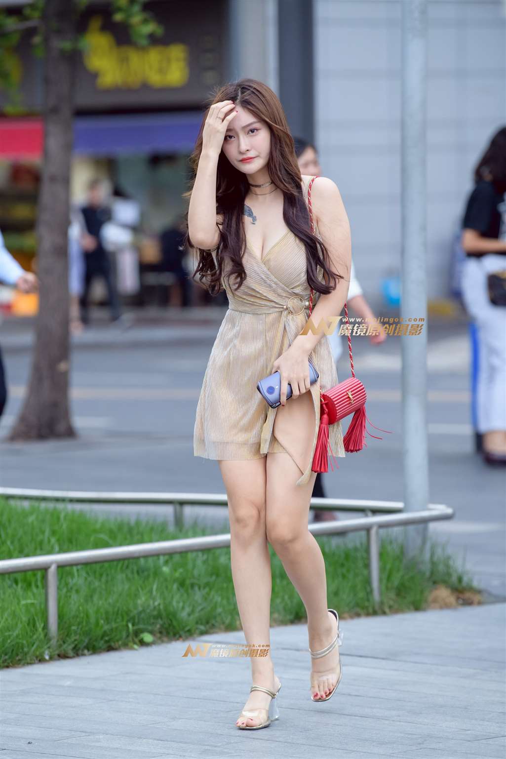 图片[1]-丰满美女傲人事业线-街拍流行馆