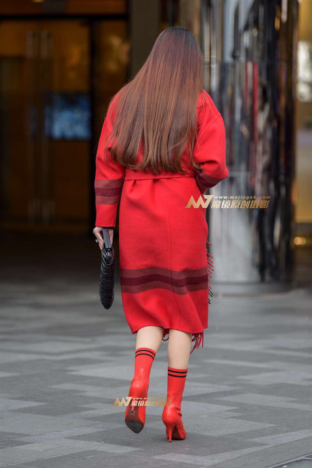 图片[2]-红艳似火的时尚气质女-街拍流行馆