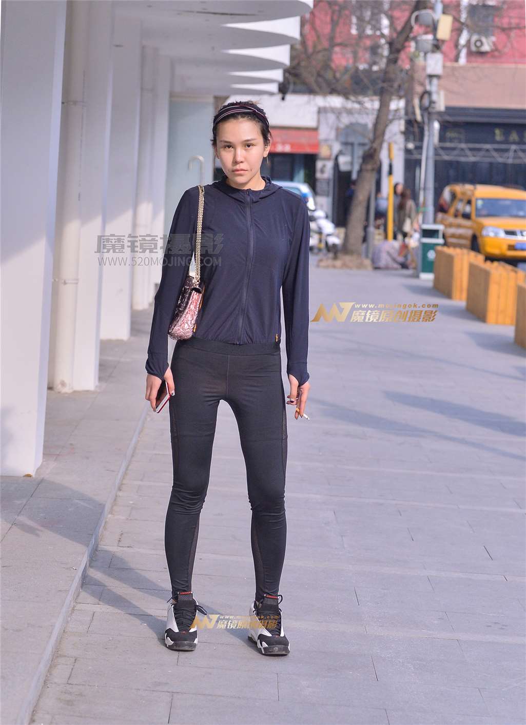 图片[1]-左手倒影赛帖：健美裤紧绷臀性感美女-街拍流行馆
