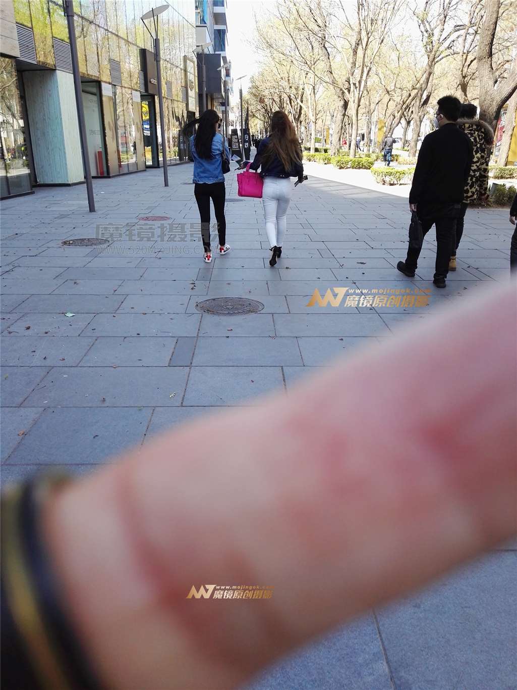 图片[3]-左手倒影赛帖：性感白紧裤彰显美臀魅力-街拍流行馆