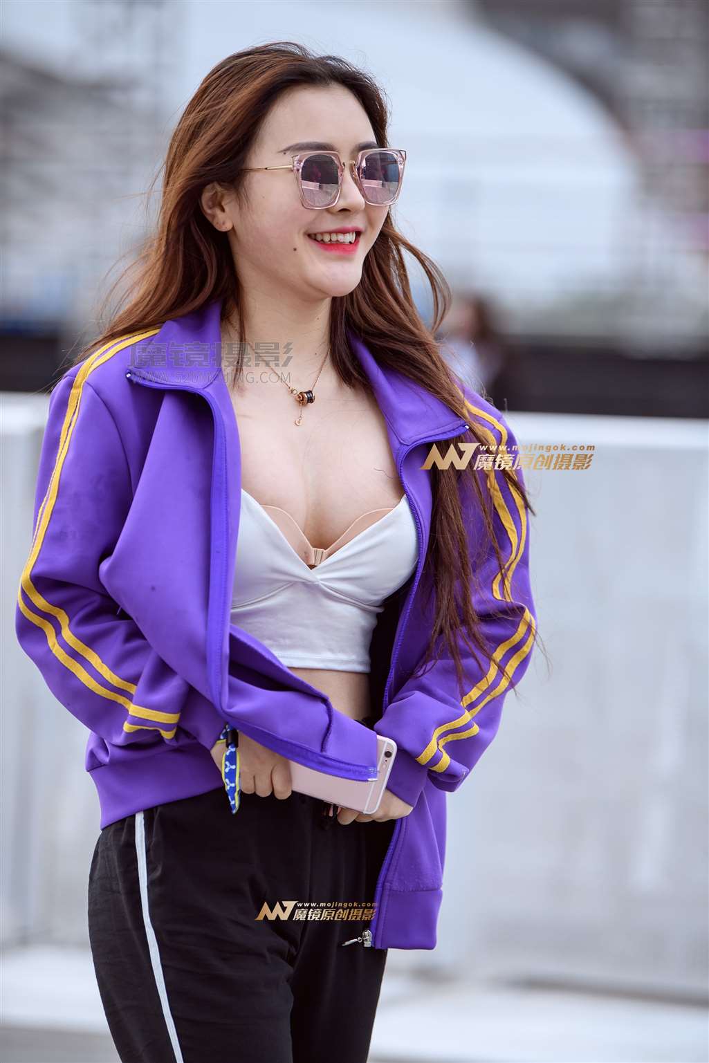 图片[1]-【久久赛帖】低胸装阳光美女-街拍流行馆