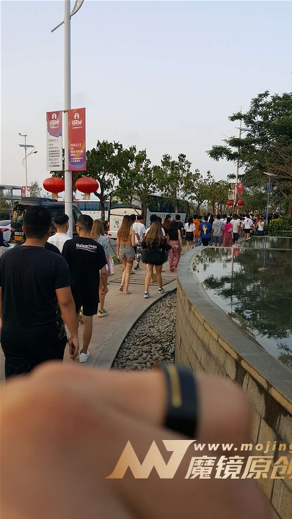 图片[3]-【视觉冲击赛帖】大胆搭配 文胸+热裤 性感 美女-街拍流行馆