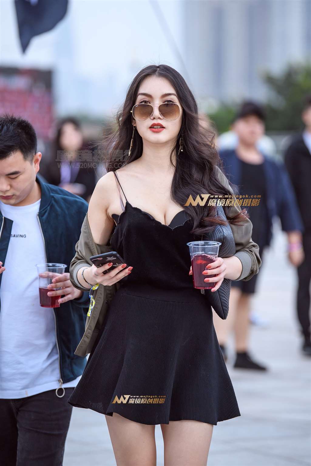 图片[1]-【久久赛帖】吊带短裙高跟凉鞋气质女-街拍流行馆