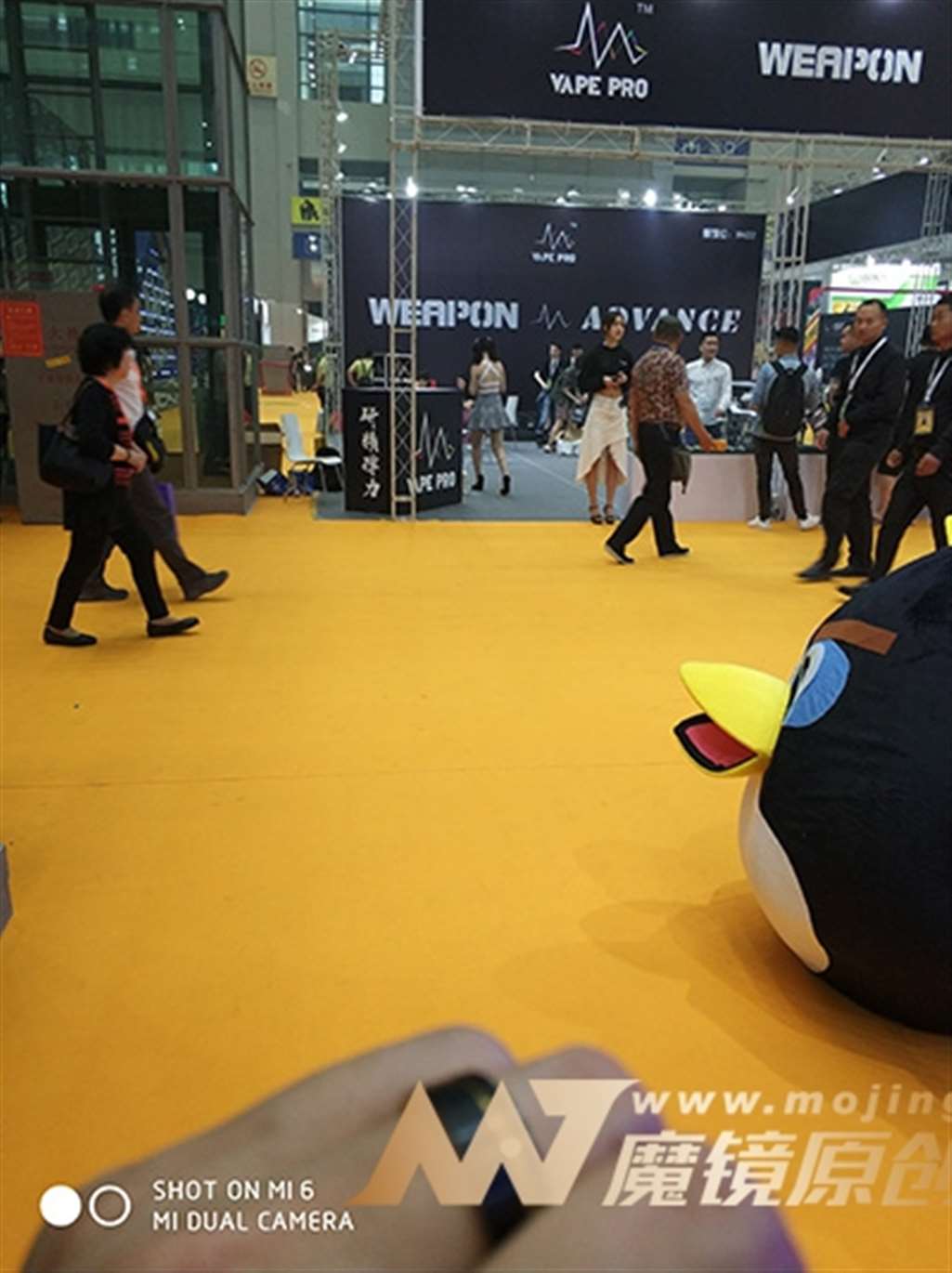 图片[2]-【久久赛帖】展位上的童颜巨乳模特-街拍流行馆