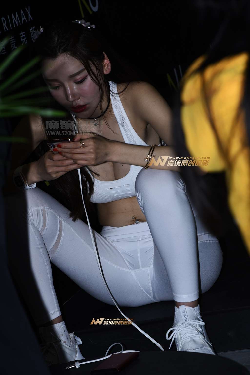 图片[1]-白色紧身服-街拍流行馆