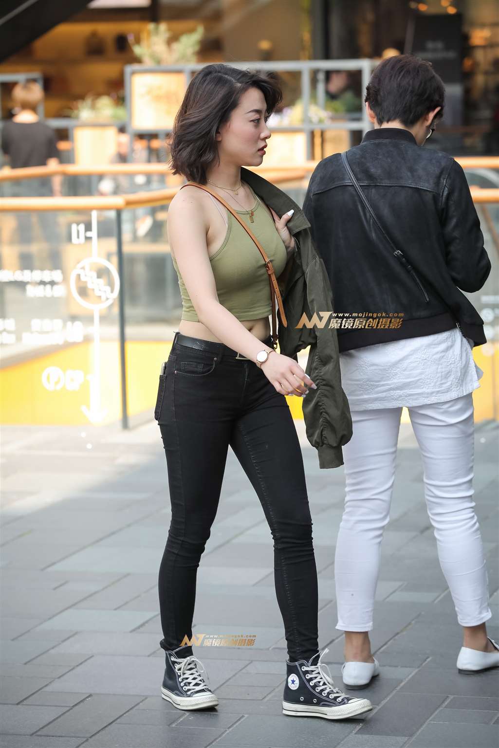 图片[1]-上围出众的牛仔裤美女-街拍流行馆