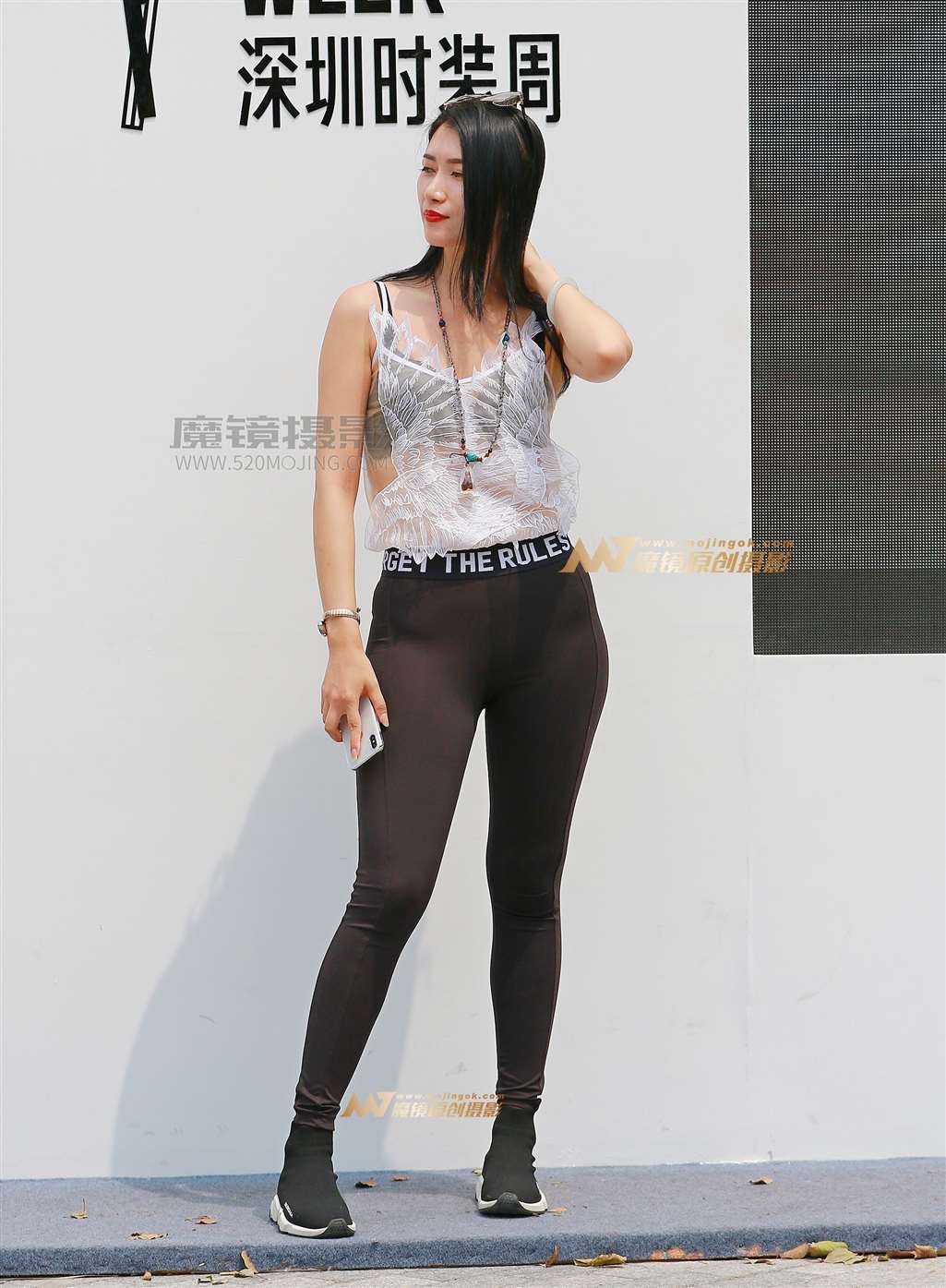图片[1]-【视觉冲击赛帖】蕾丝小吊带，紧致翘臀美女-街拍流行馆