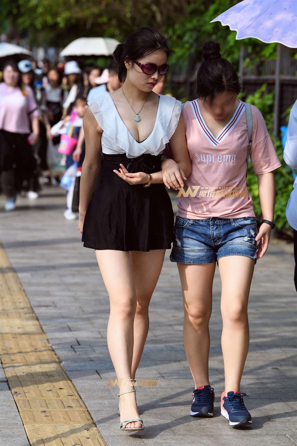 图片[1]-【久久赛帖】短裙美女事业线诱人-街拍流行馆