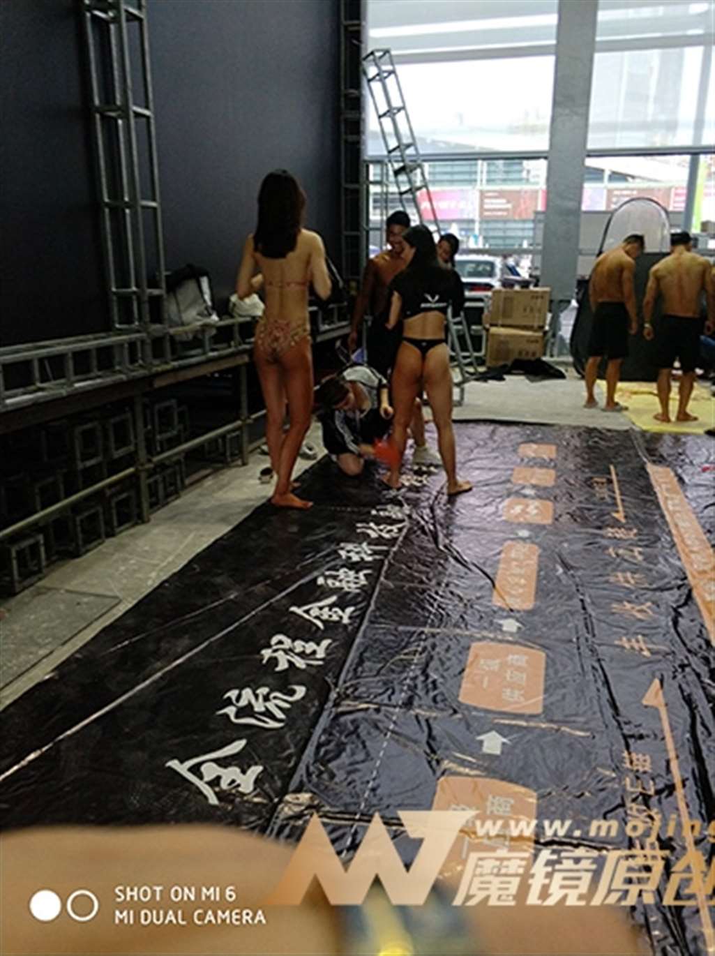 图片[3]-【久久赛帖】2018广东健身大赛美臀模特涂油过程-街拍流行馆