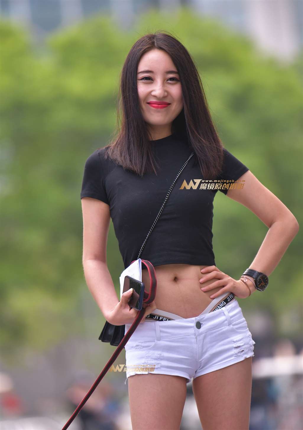 图片[1]-路边遛狗的长腿美女-街拍流行馆