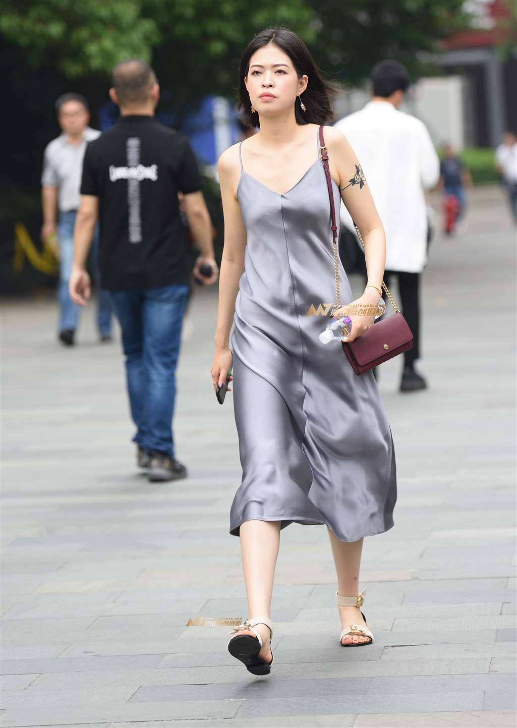 图片[4]-骨干妹子，迎面走来-街拍流行馆