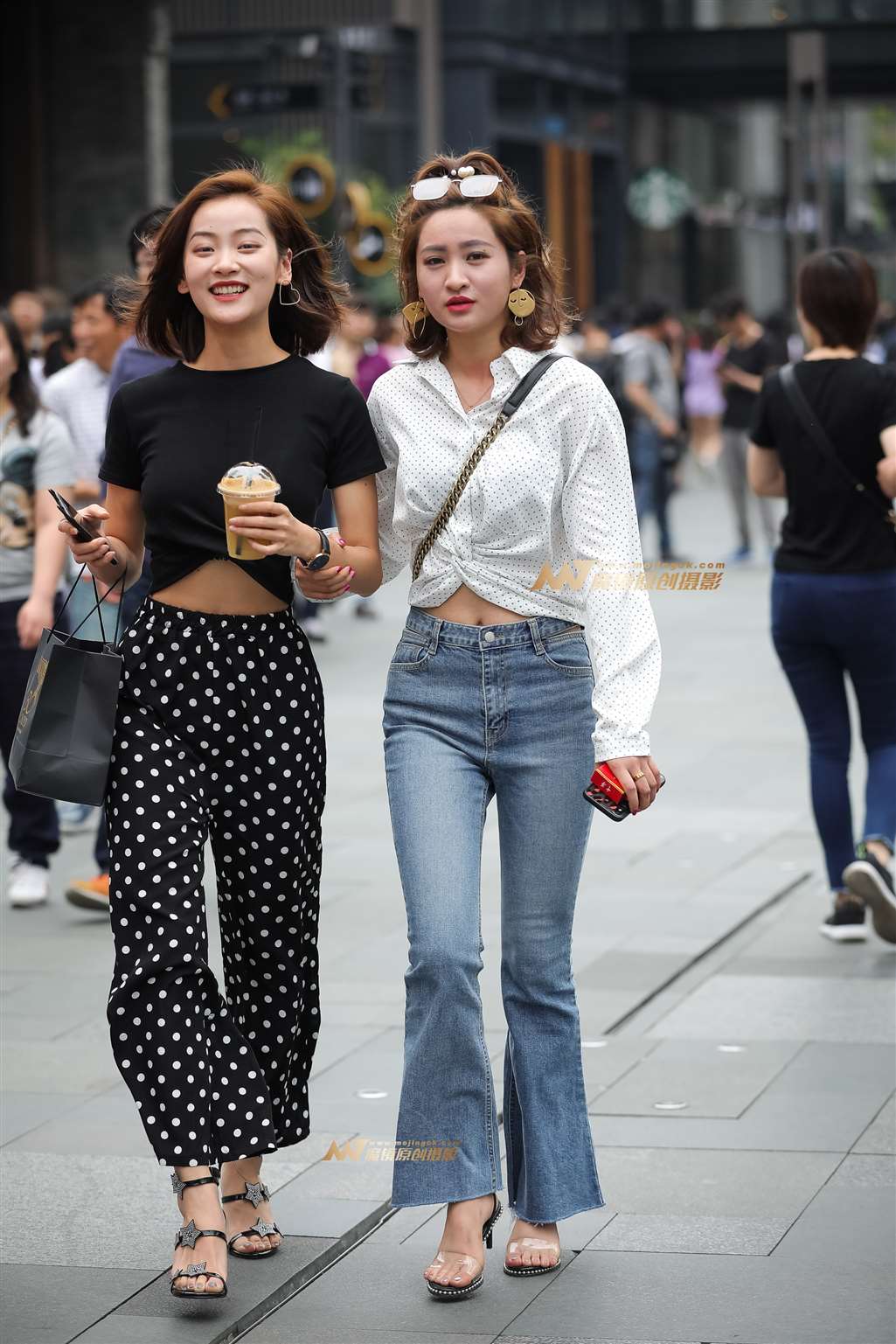 图片[1]-时尚活泼的紧牛小姐姐-街拍流行馆