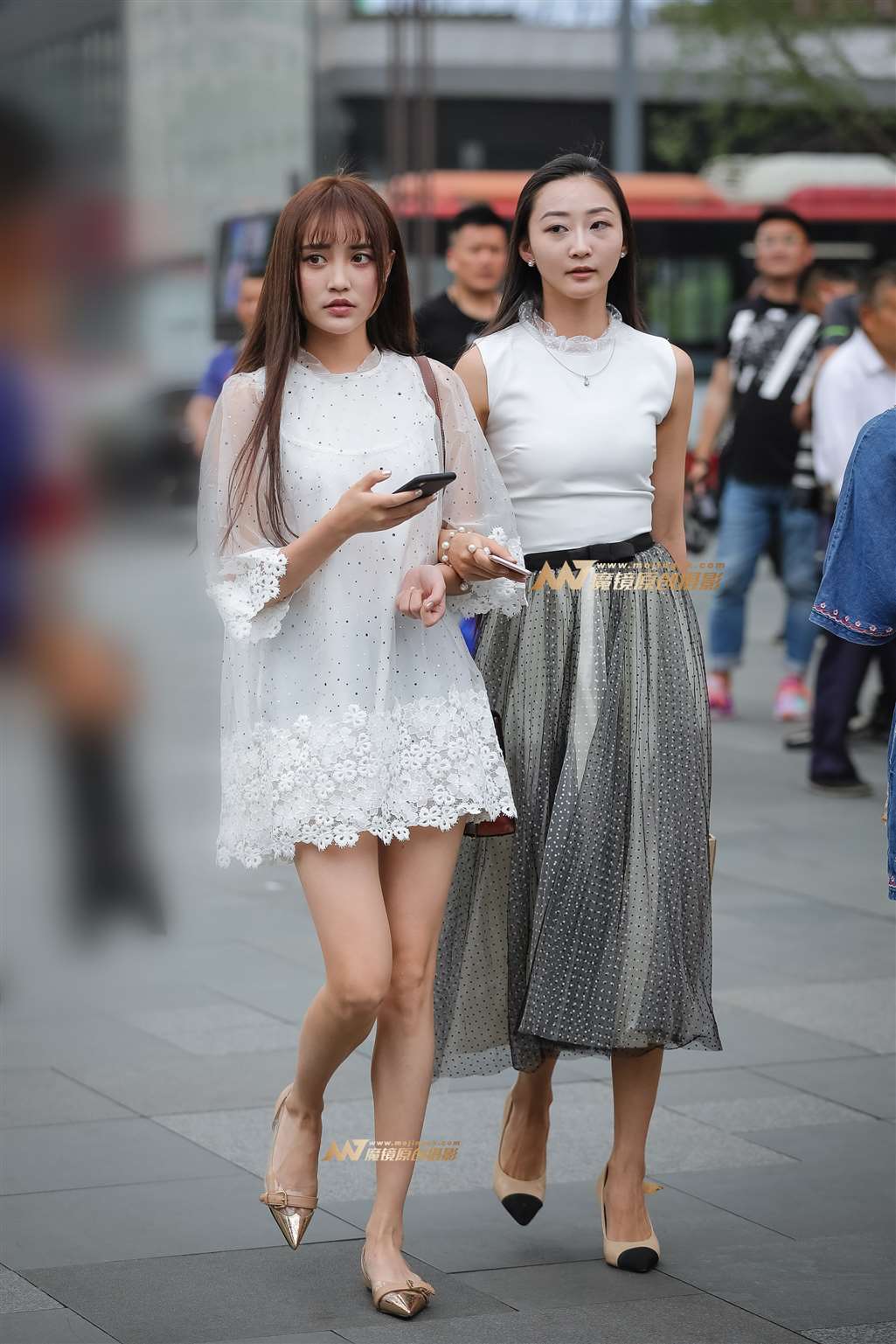 图片[1]-白衣天使-两位小姐姐真会穿-街拍流行馆