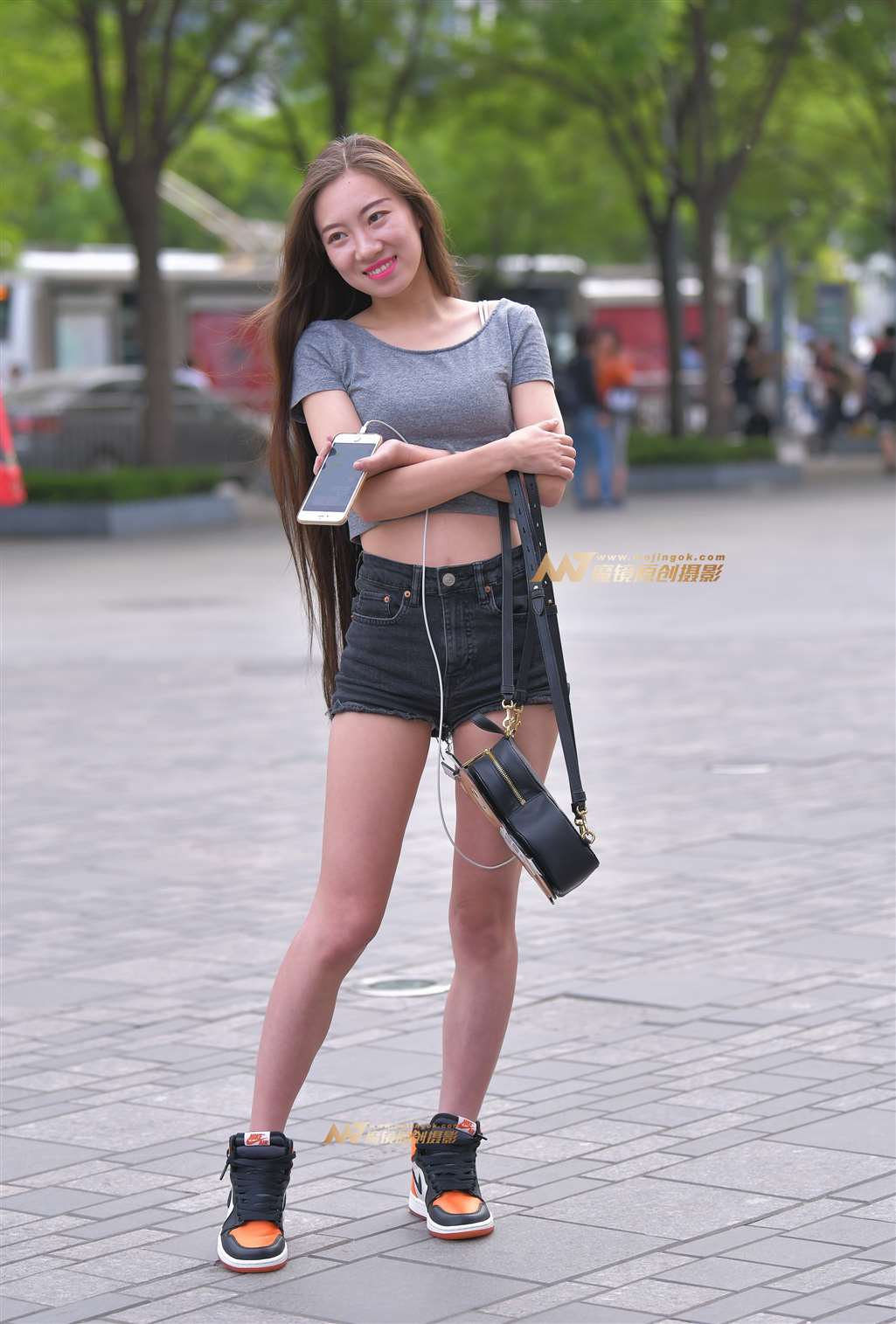 图片[1]-开朗大方的长发纹身妹子-街拍流行馆
