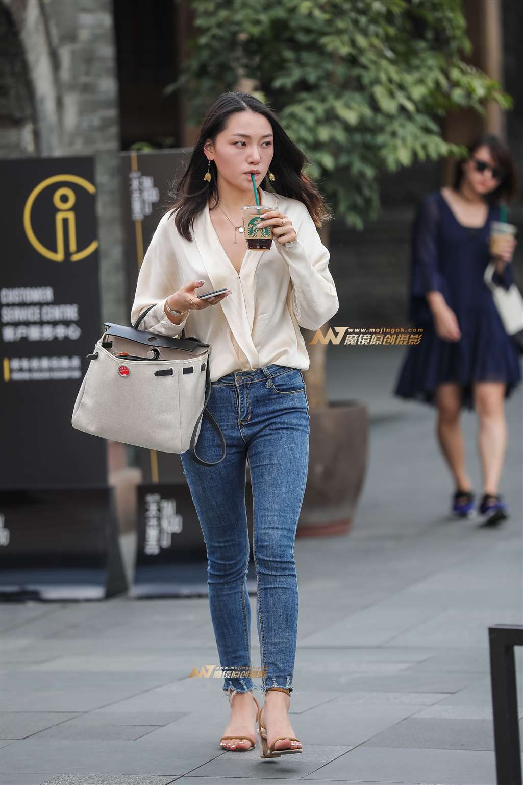 图片[1]-紧身裤总能散发诱人的味道-街拍流行馆