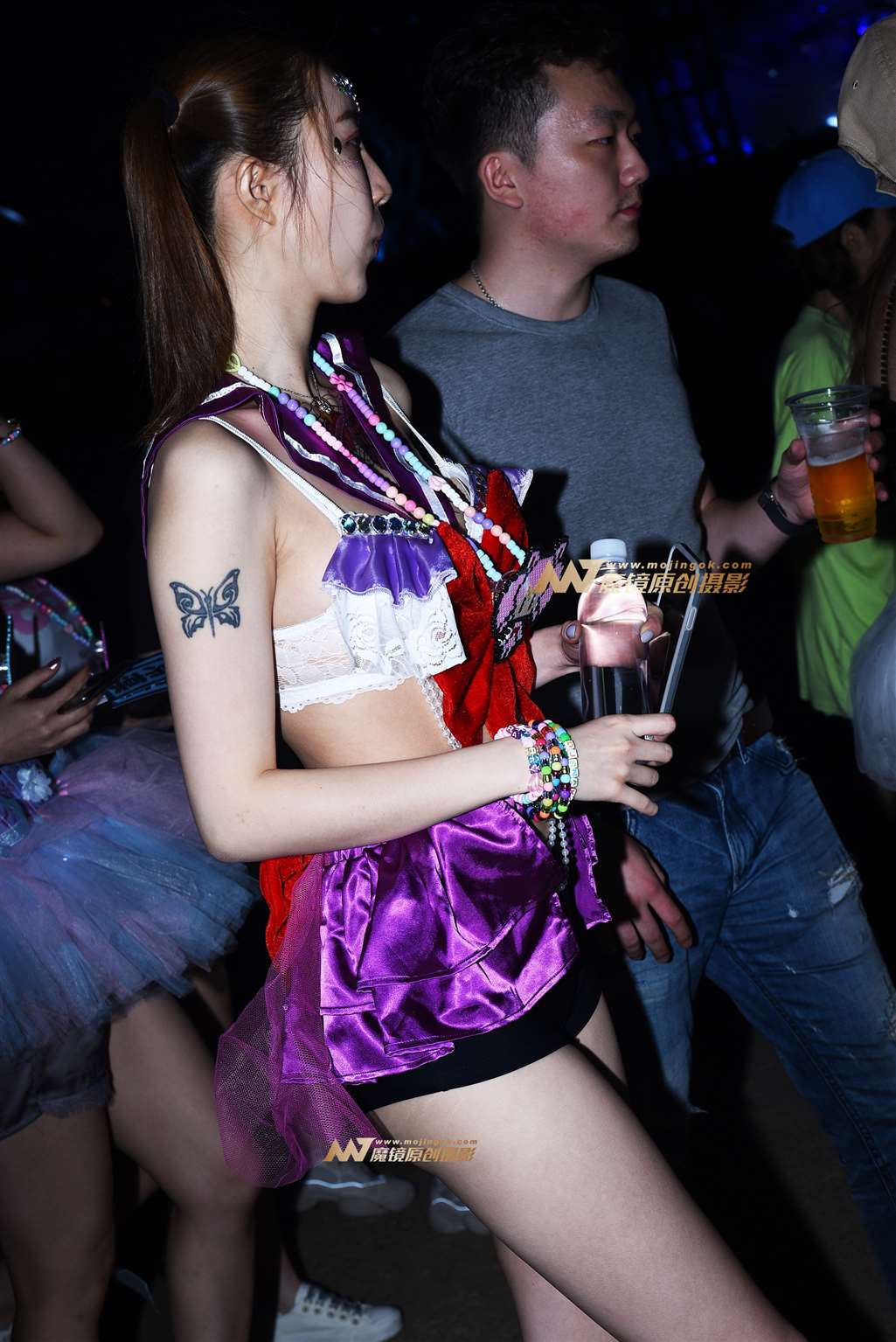 图片[1]-【咔喳赛贴】短裙妹妹-街拍流行馆