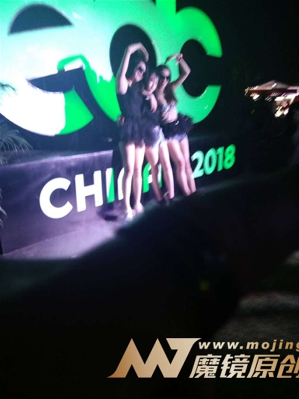 图片[3]-【咔喳赛贴】夜拍短裙女孩-街拍流行馆