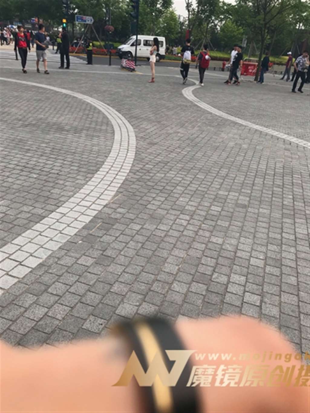 图片[3]-【一只傻麋鹿赛帖】乳白色热裤美女-街拍流行馆