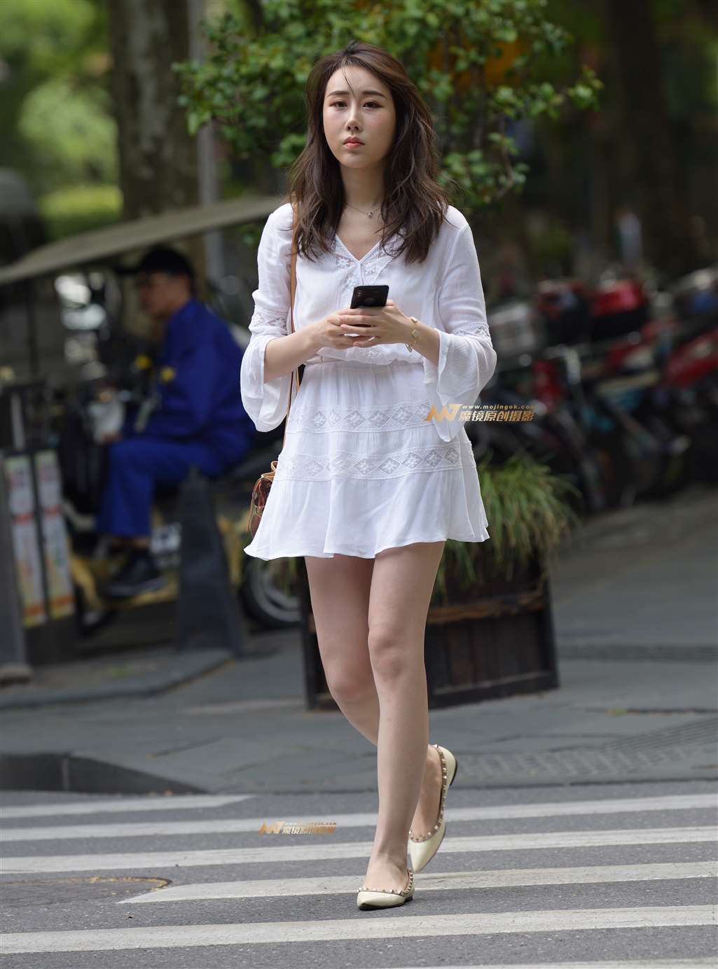图片[1]-有点傲娇的白裙妹子-街拍流行馆