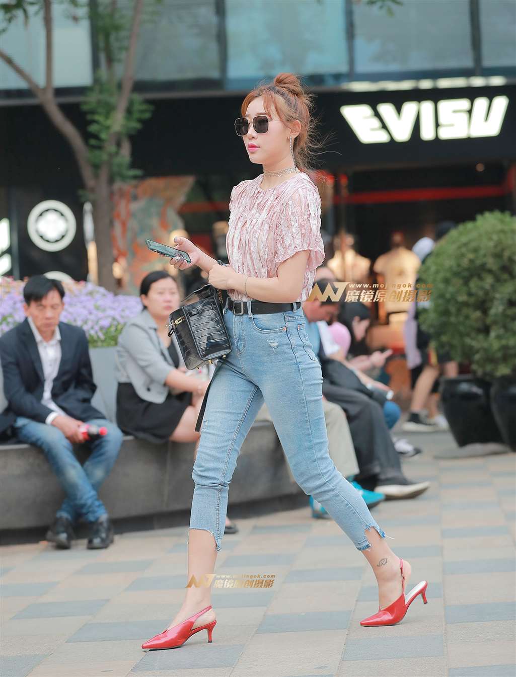 图片[1]-H22、醒目的不止是红色-街拍流行馆