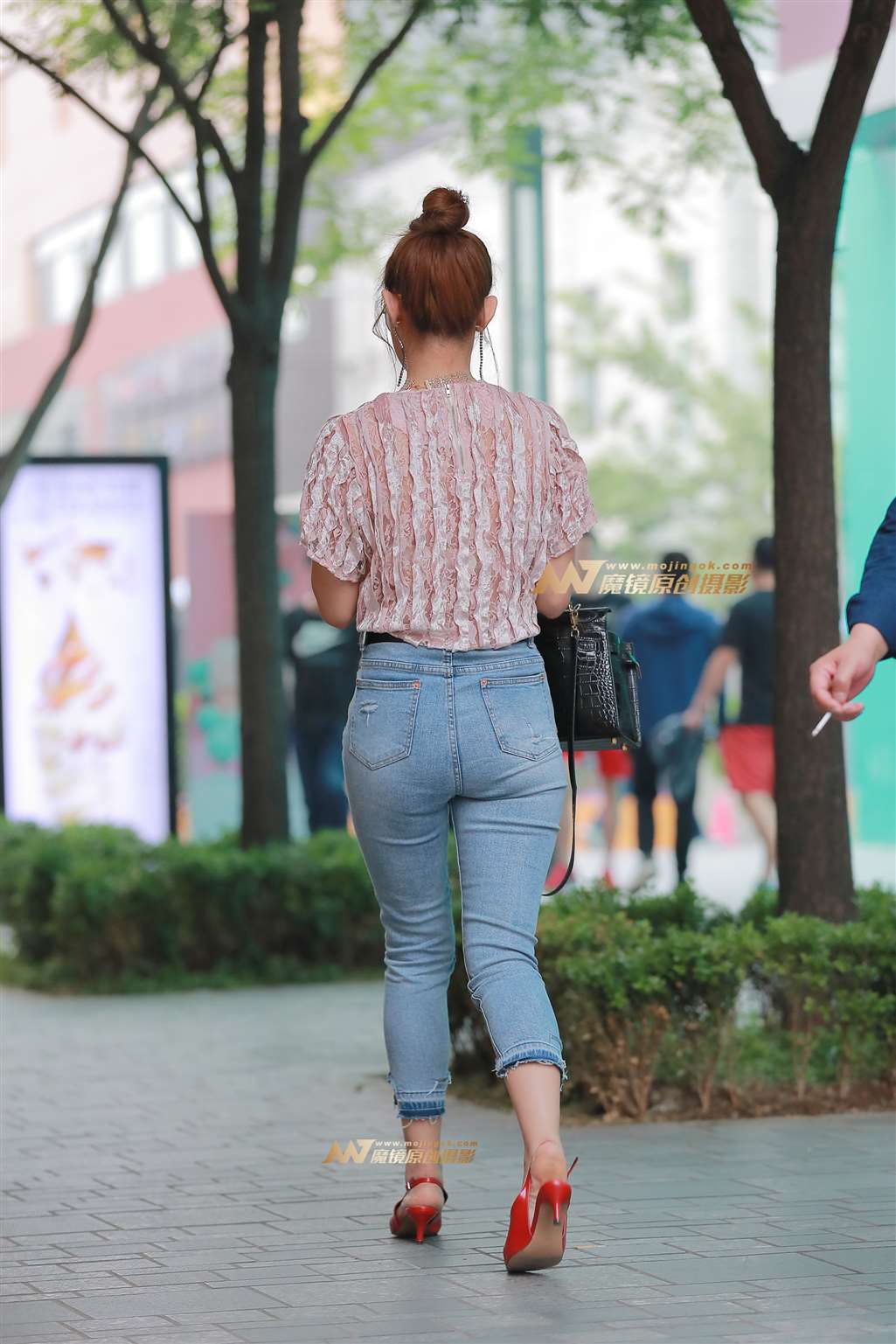 图片[2]-H22、醒目的不止是红色-街拍流行馆