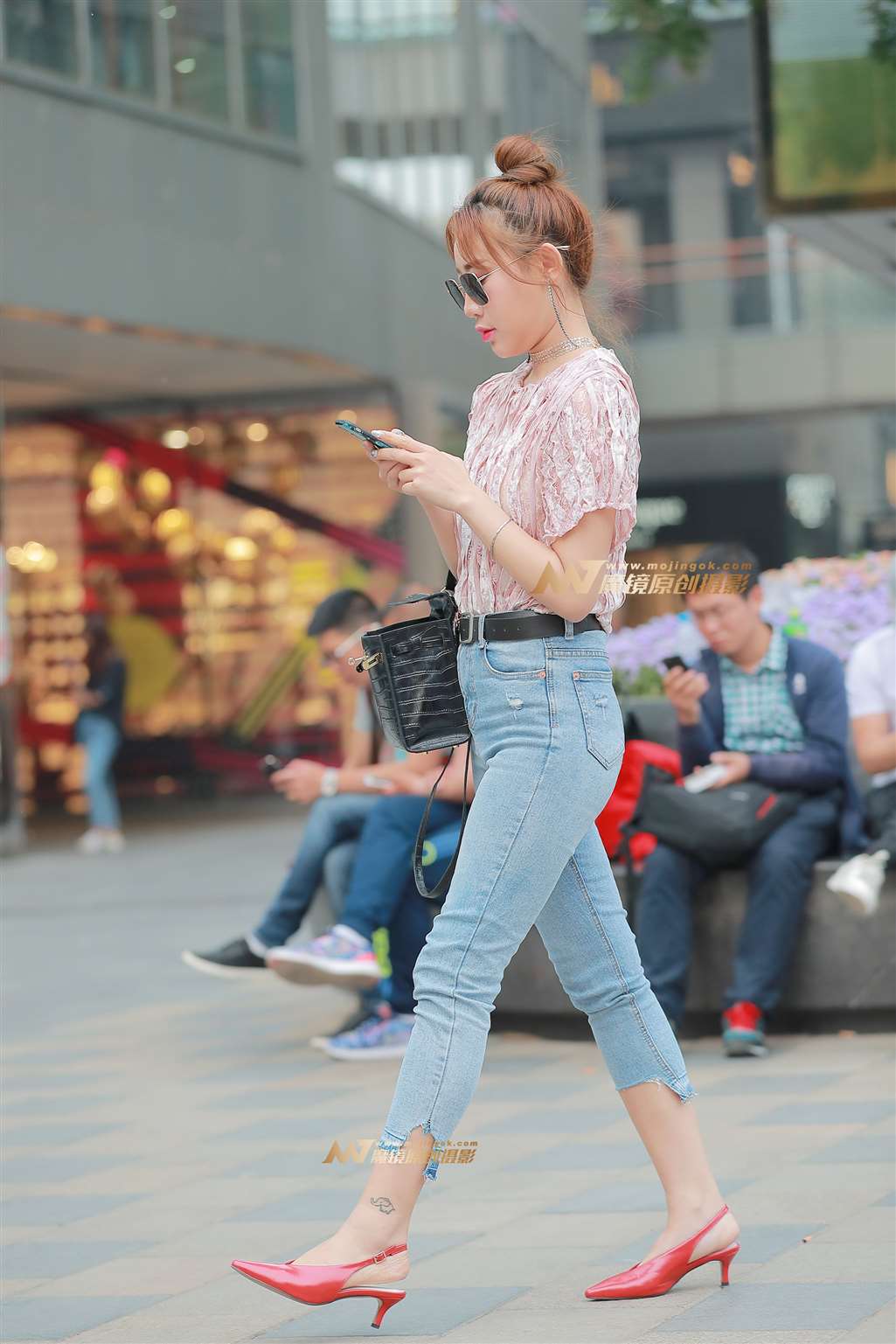 图片[5]-H22、醒目的不止是红色-街拍流行馆