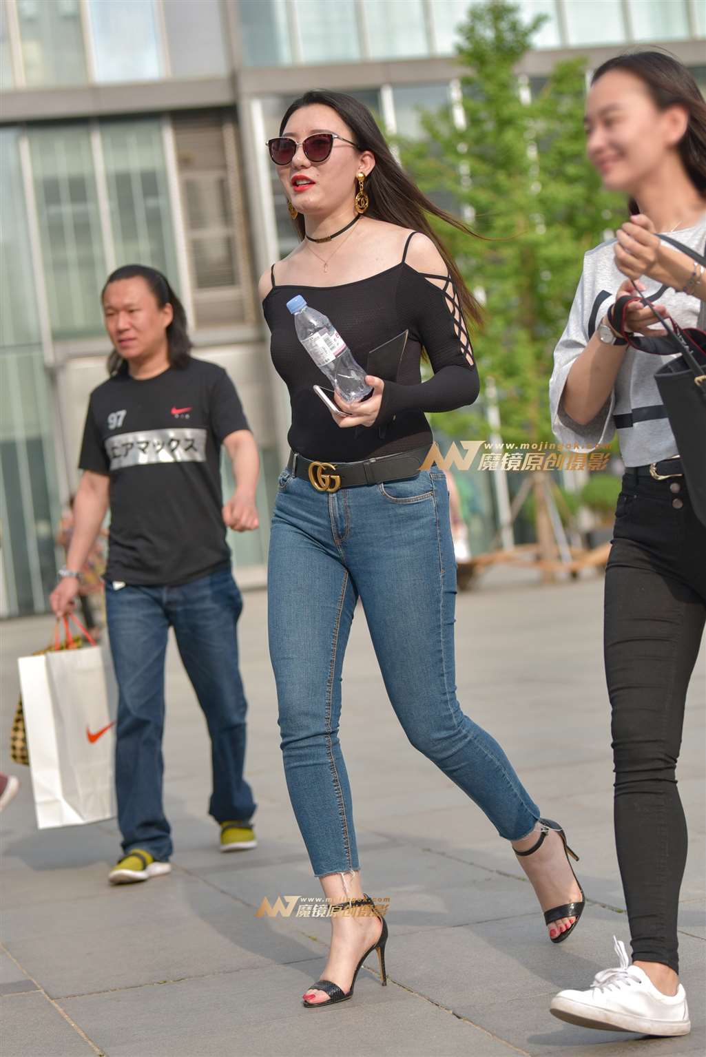 图片[1]-时尚紧身仔裤女郎-街拍流行馆
