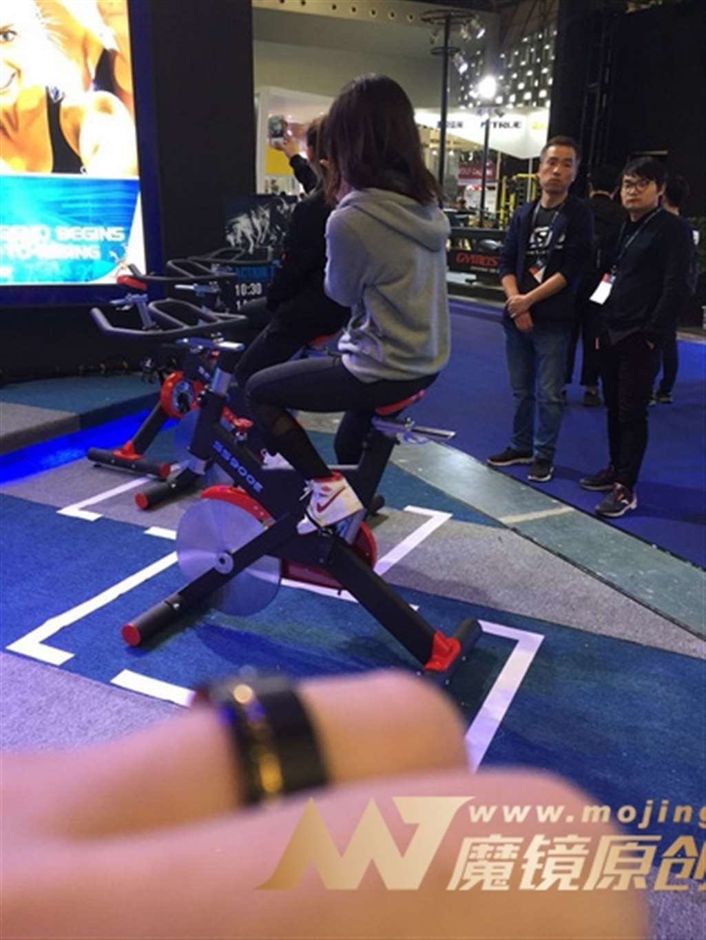 图片[3]-【Mark赛帖】闪烁的黑色紧身裤-街拍流行馆