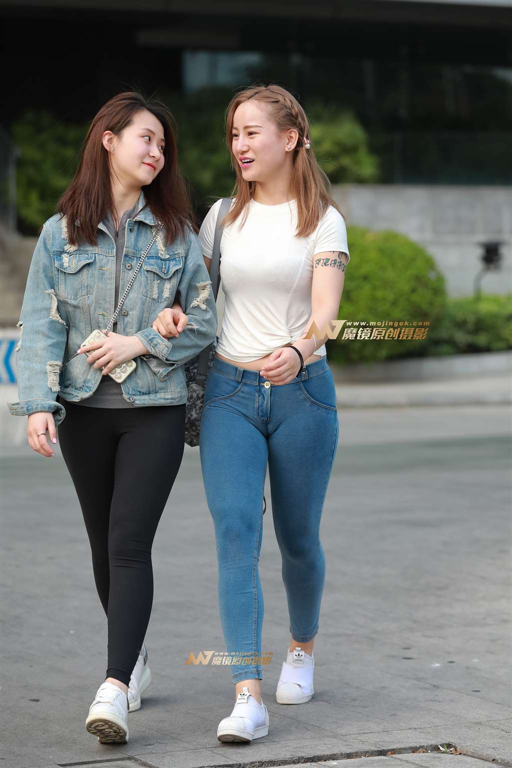 图片[1]-【凯恩赛帖】两个美女-街拍流行馆