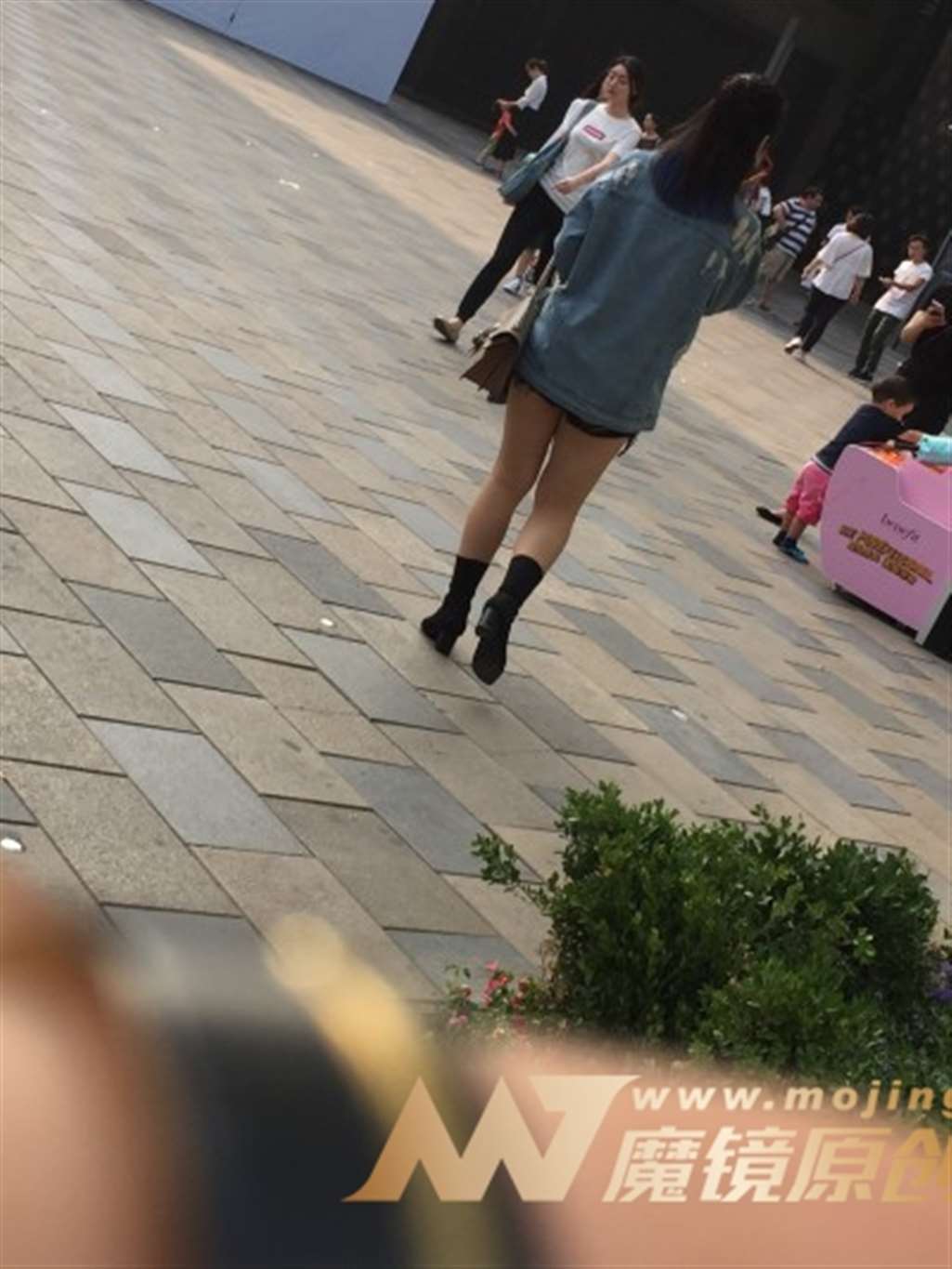 图片[3]-【红石赛帖】个性热裤女摄影师-街拍流行馆