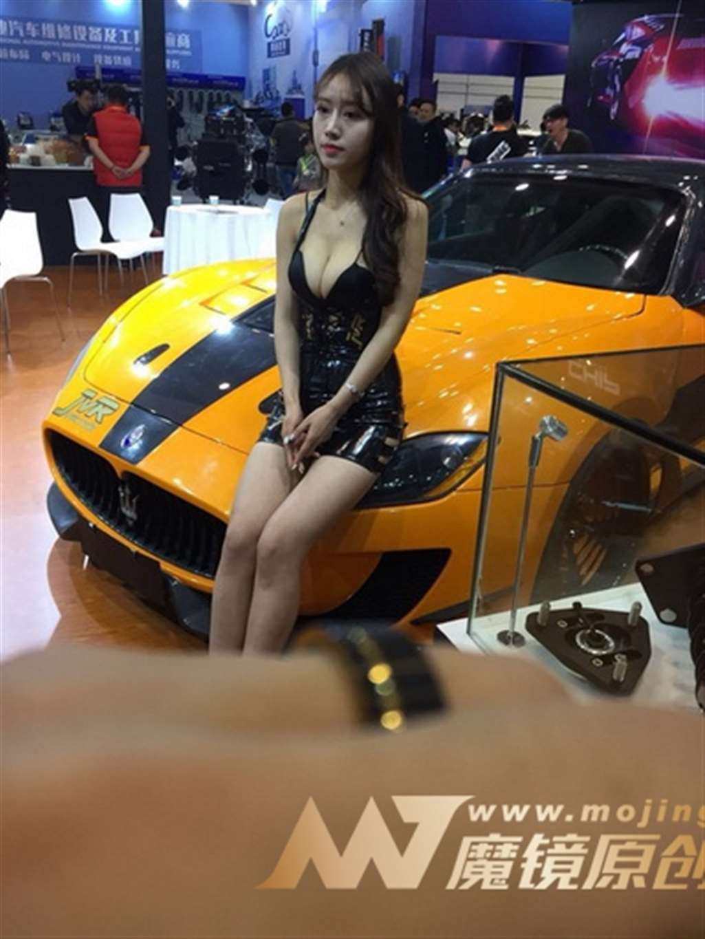 图片[3]-【Mark赛帖】美胸皮衣靓模-街拍流行馆