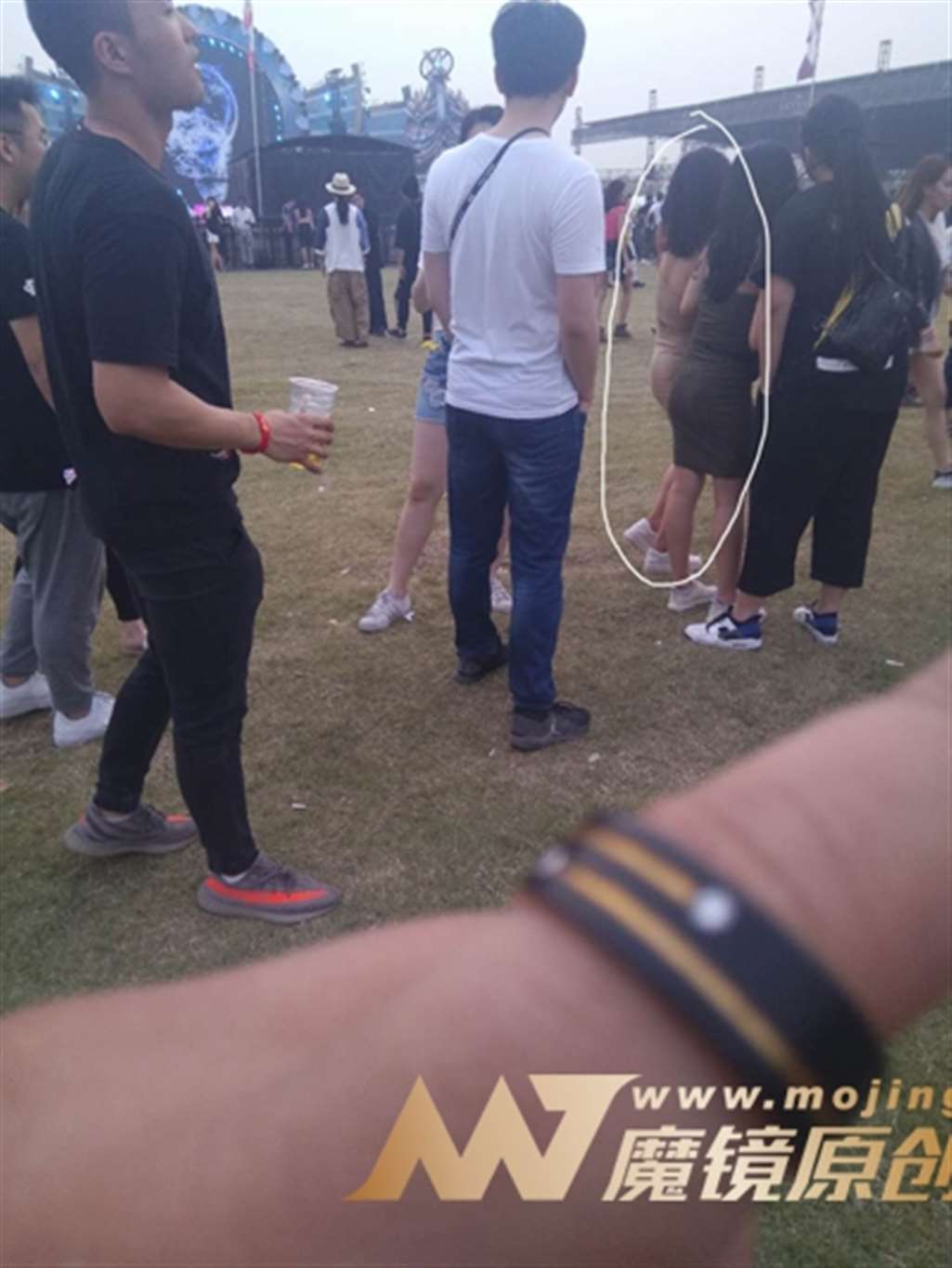 图片[3]-【咔喳赛贴】不断摇摆的紧身裙-街拍流行馆