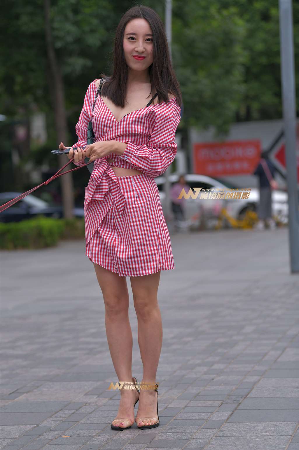图片[1]-【红石赛帖】路边遛狗的长腿美女2-街拍流行馆