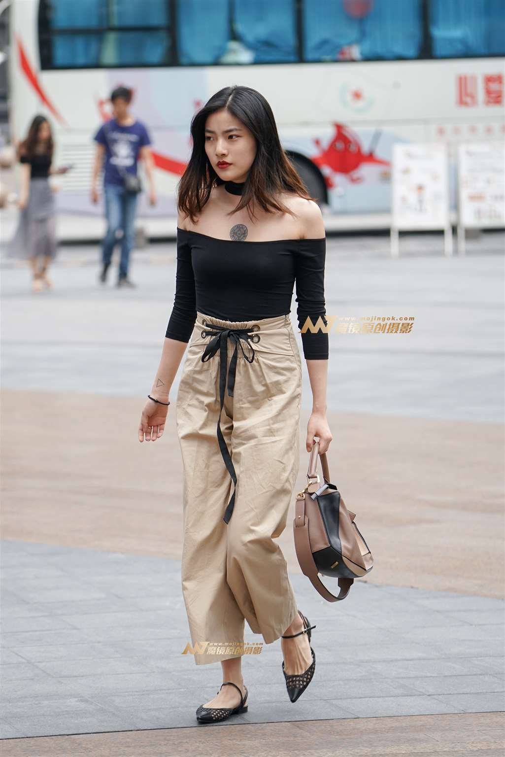图片[1]-纹身很独特的妹子-街拍流行馆